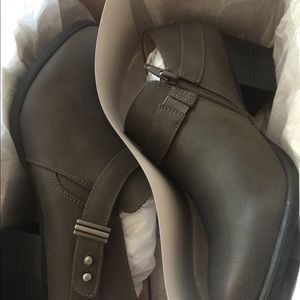 Naturalizer grey ankle boots